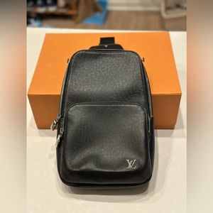 LV AVENUE SLING BAG ( BLACK )